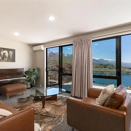Goldleaf Hill -Spa Pool -Lake Views- 4 Bedrooms